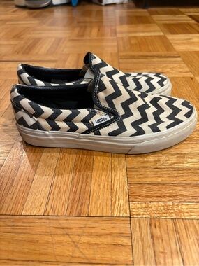 Vans Slip-On Zigzag Chevron Sneakers - Black & Cream (M: 5 W: 6.5)
